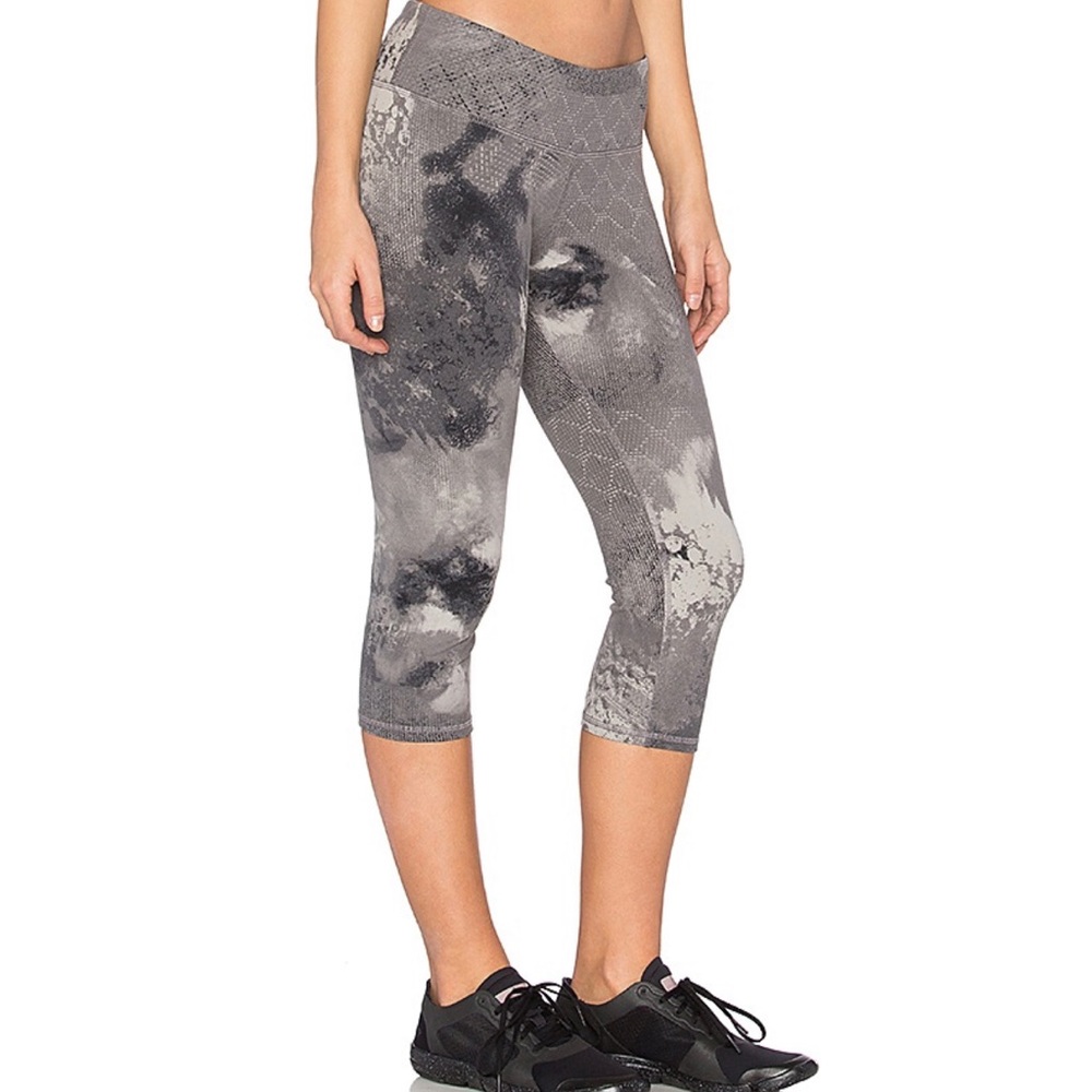 ALO Yoga Airbrush Capri Athletic Leggings Neutral Smoke 18” Inseam